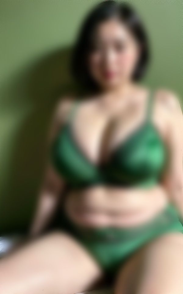【ぽっちゃり熟女の下着姿】グリーンファースト！ サンプル1ページ目