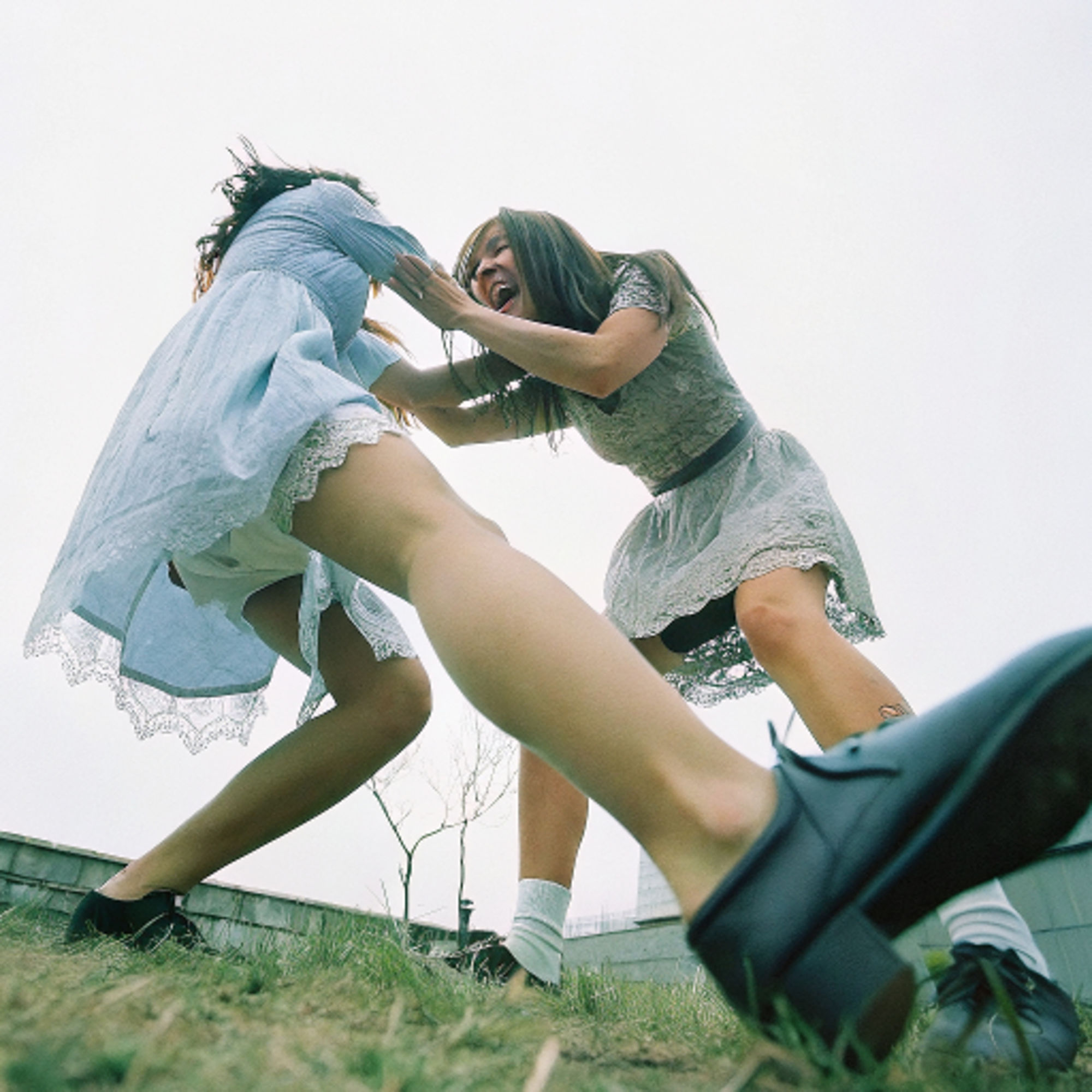 女同士の喧嘩は美しい キャットファイト Catfight レズビアン レズビアンバトル 百合 AI写真集、AI動画集  2 サンプル5ページ目