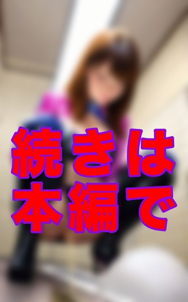 レースの合間、仮設トイレでレンズが捉えた、もうひとつの本番。彼女の音も響いていた──裏ピットに響く放尿盗撮 サンプル1ページ目