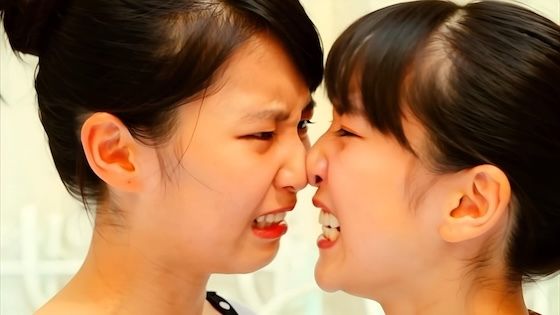 写真撮影の際言い争いになって、鼻と鼻を合わせながら睨み合う女優 サンプル1ページ目