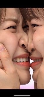 【続】相手の顔より自分の顔の方が可愛いと証明するために自分の方に顔を引き寄せぶつけ合うふたり。 サンプル2ページ目
