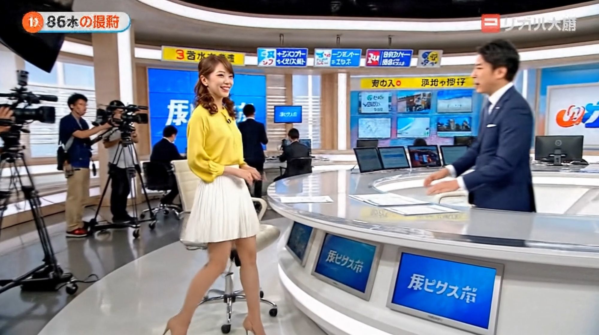 妄想 女子アナ本番中におっぱい見せちゃった AI生成動画 サンプル1ページ目