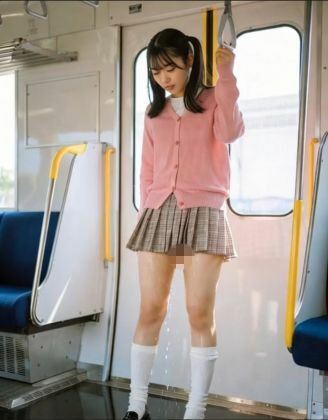通学中の電車でおもらし（ピンクカーディガン）リアルバージョン サンプル1ページ目