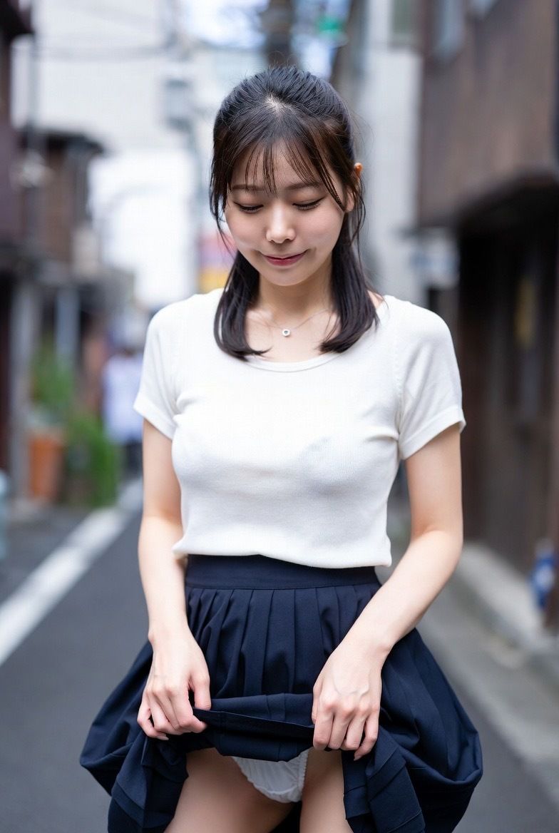 【490枚】素人女性のパンティを路地裏で撮影 サンプル3ページ目