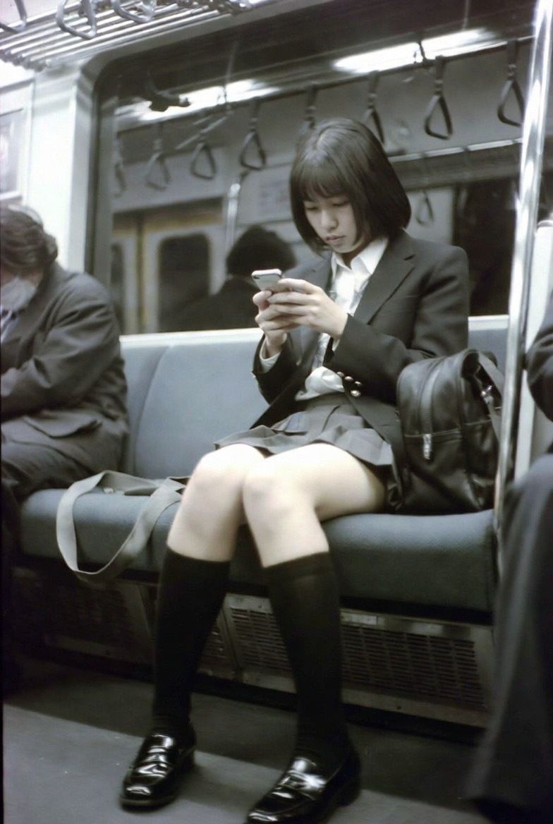 NZAI-001 地下鉄JK太もも覗き 〜AI美女の無防備なスマホ画面とむっちり太もも〜 サンプル2ページ目