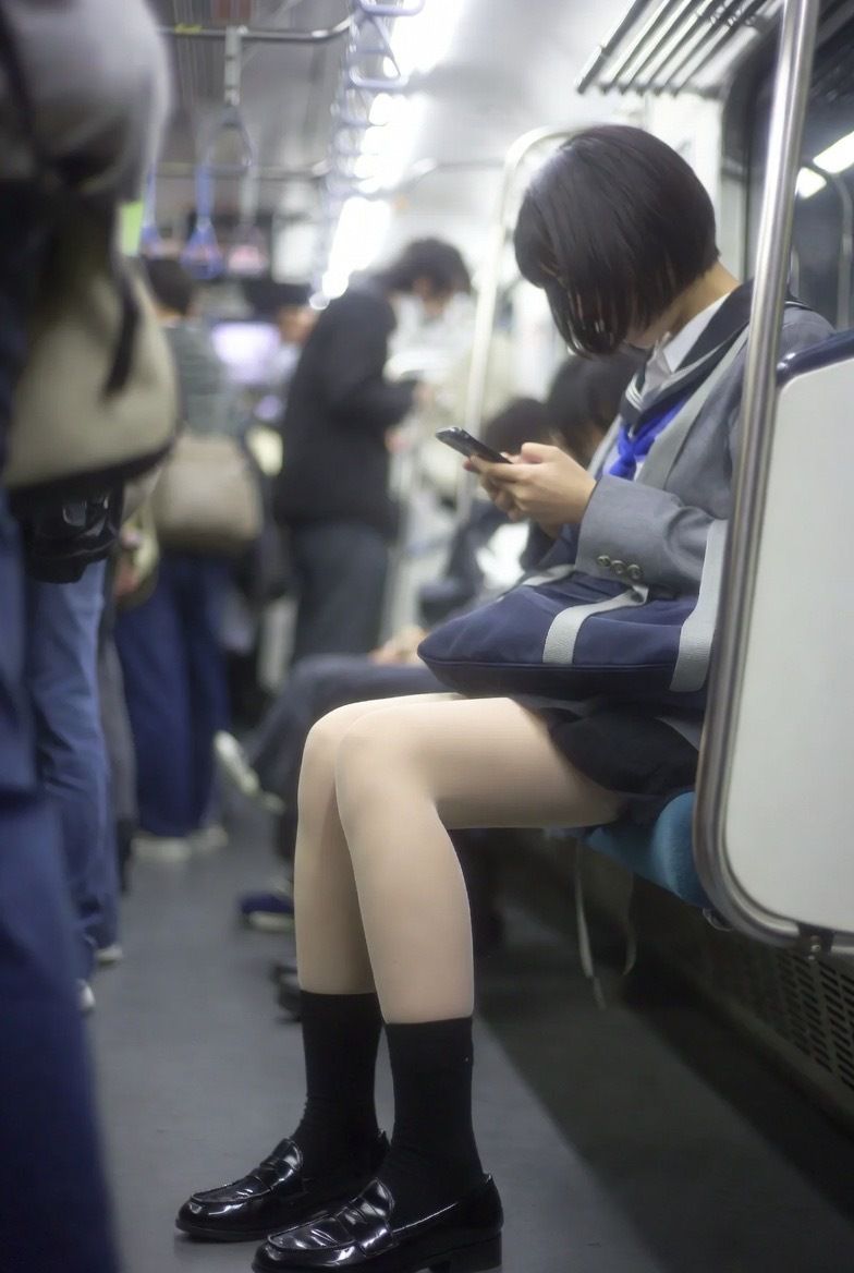 NZAI-001 地下鉄JK太もも覗き 〜AI美女の無防備なスマホ画面とむっちり太もも〜 サンプル7ページ目