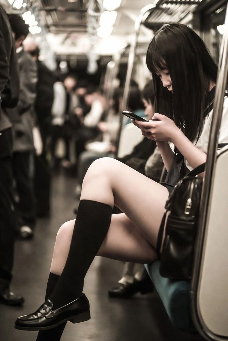 NZAI-001 地下鉄JK太もも覗き 〜AI美女の無防備なスマホ画面とむっちり太もも〜 サンプル9ページ目