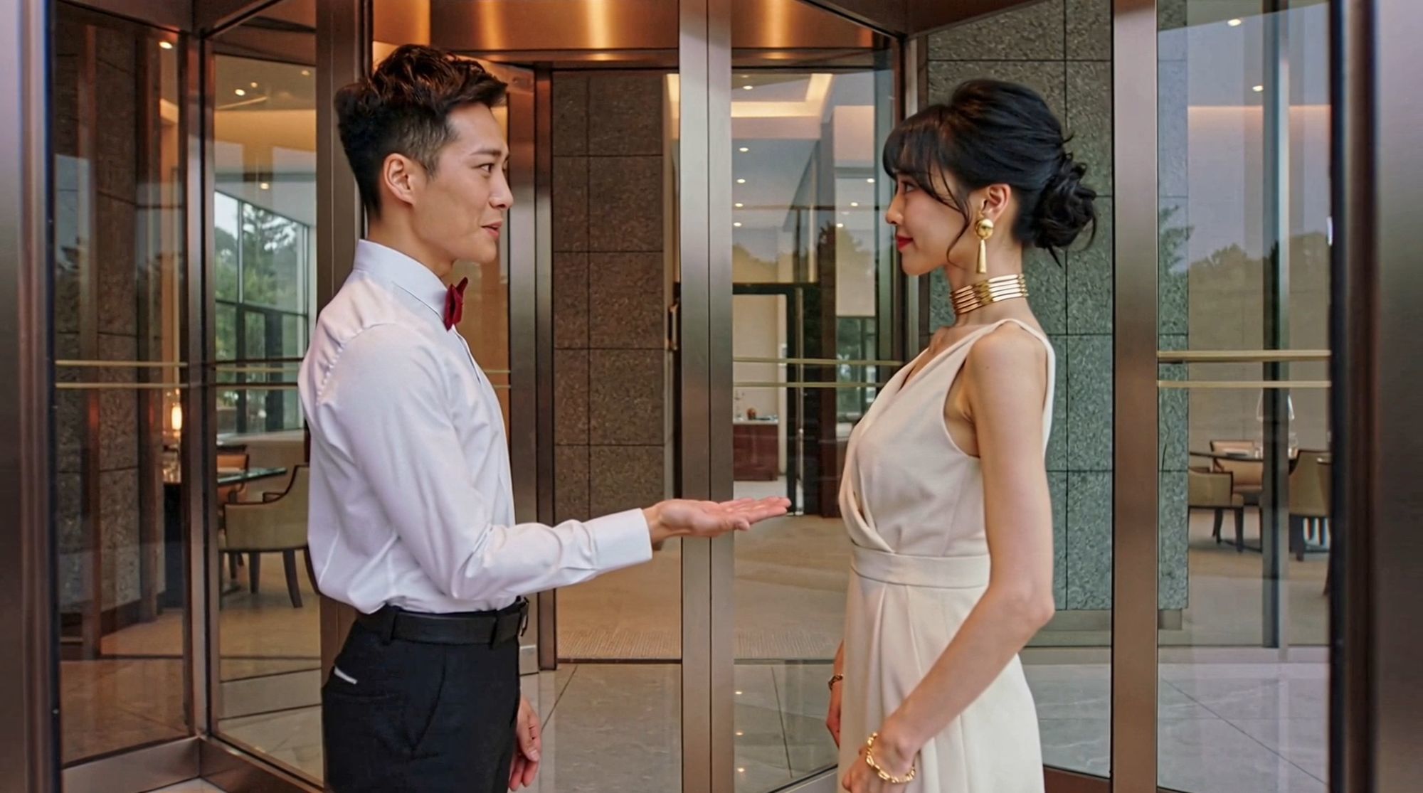 妄想18 レストランでお嬢様の開脚を給仕がお手伝い AI生成動画 サンプル1ページ目