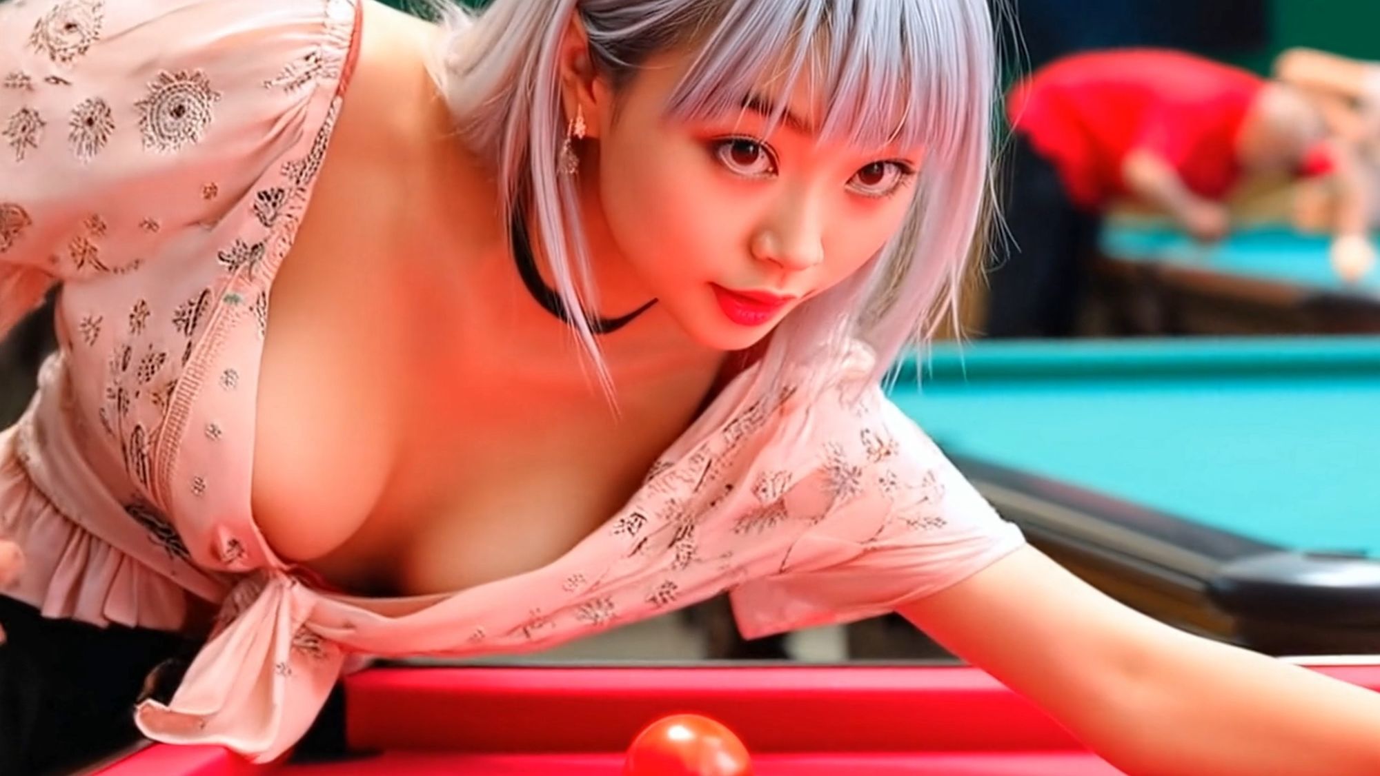 妄想21 ビリヤードで胸の谷間を見せつける美女 AI生成動画 サンプル3ページ目