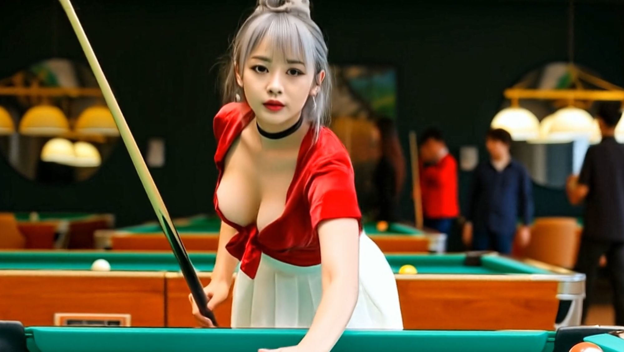 妄想21 ビリヤードで胸の谷間を見せつける美女 AI生成動画 サンプル7ページ目
