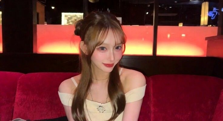 【キャバ嬢33人】いきなり服を脱いでガニ股腰振り変態ダンス【周りも唖然！！】 サンプル2ページ目