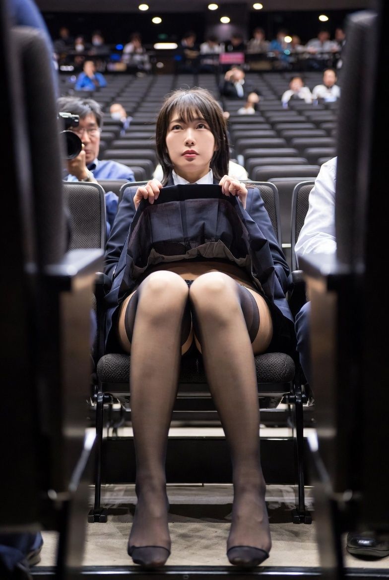 NZAI-006 興奮する観客席の太もも 〜後ろから・下から・横から覗くAI美女〜 サンプル1ページ目