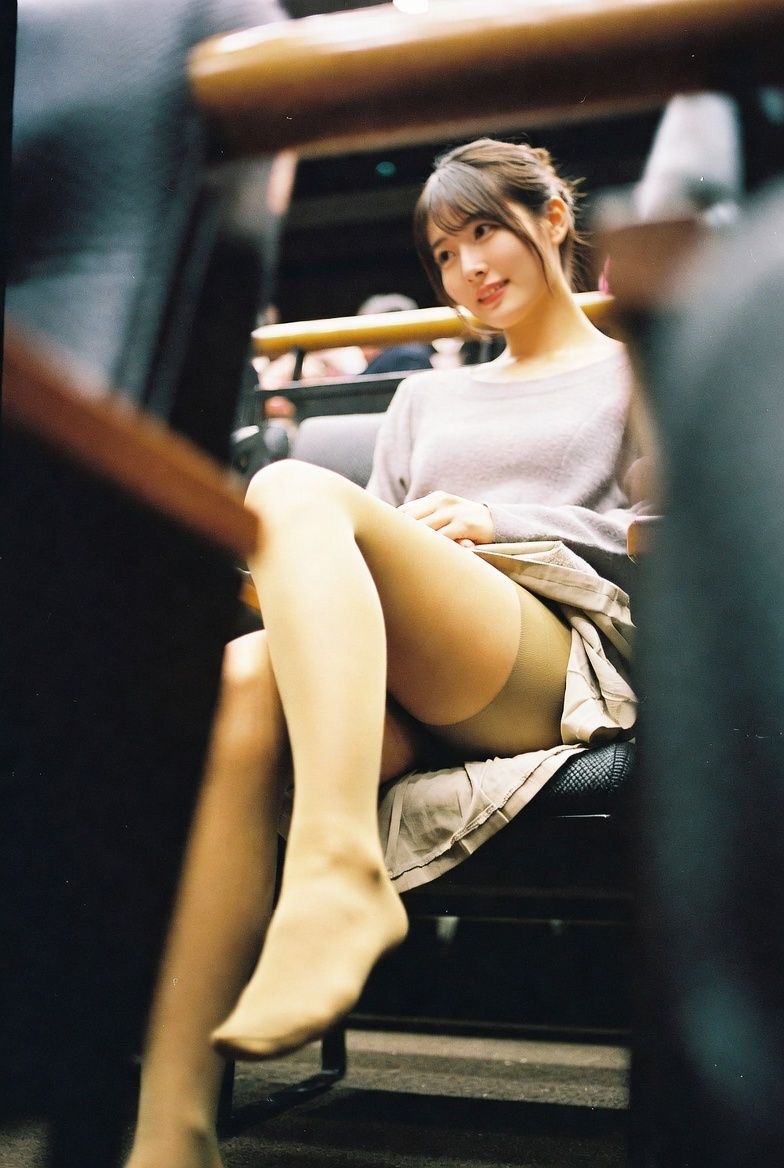 NZAI-006 興奮する観客席の太もも 〜後ろから・下から・横から覗くAI美女〜 サンプル7ページ目