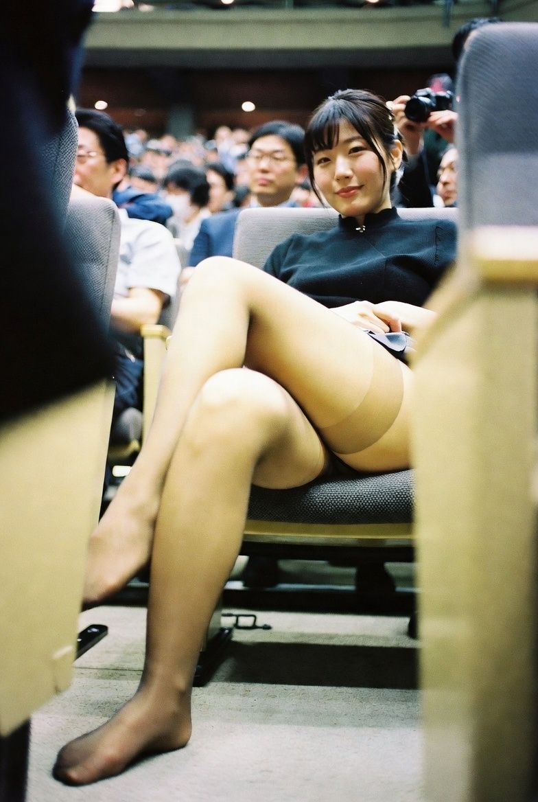NZAI-006 興奮する観客席の太もも 〜後ろから・下から・横から覗くAI美女〜 サンプル9ページ目