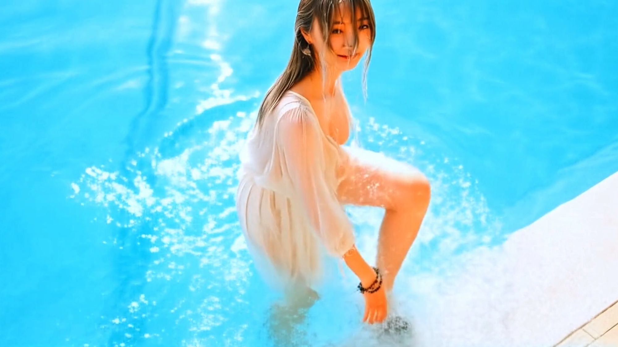 妄想22 着衣で水に入ると透けて見えます AI生成動画 サンプル8ページ目