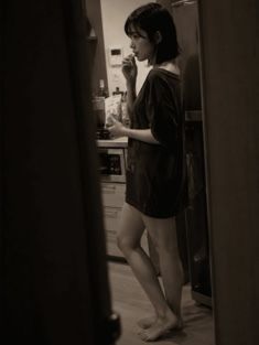 【AIグラビア】「ダメだよ？」と言いながら視線で誘う…ベッドの上の無防備なひなちゃん 60P サンプル4ページ目