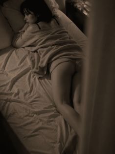 【AIグラビア】「ダメだよ？」と言いながら視線で誘う…ベッドの上の無防備なひなちゃん 60P サンプル8ページ目
