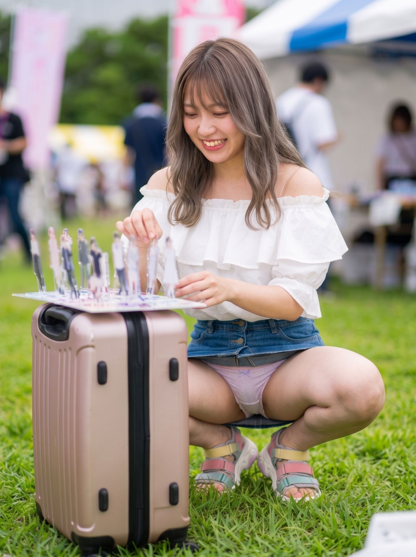 同人イベントの無防備すぎる座りパンチラ盗撮特大号・視線誘導で楽しむ16のラッキーストーリー サンプル9ページ目