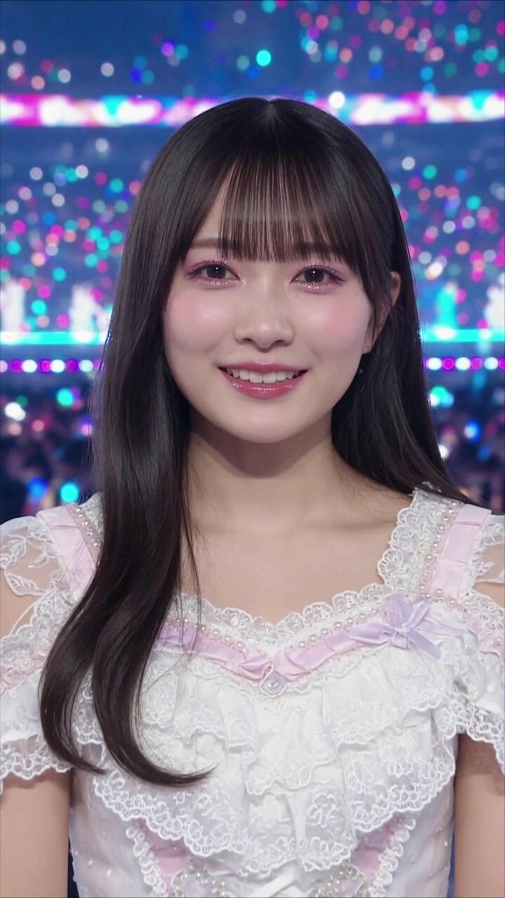 アイドルがライブ中にテンション上がりすぎて「出るよ！乳首出るよ！」と叫びながら服を破り捨ておっぱい全開！  大勢のファンが見てる前で乳首見せびらかし連発の衝撃映像 サンプル6ページ目