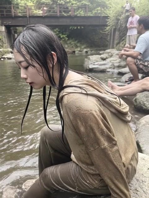 【AI動画259本】着衣ずぶ濡れ WET COLLECTION Vol.1｜池・川で全身びしょ濡れ サンプル3ページ目