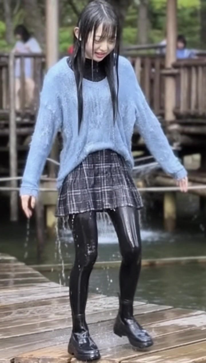 【AI動画259本】着衣ずぶ濡れ WET COLLECTION Vol.1｜池・川で全身びしょ濡れ サンプル7ページ目