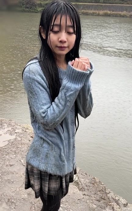 【AI動画259本】着衣ずぶ濡れ WET COLLECTION Vol.1｜池・川で全身びしょ濡れ サンプル9ページ目