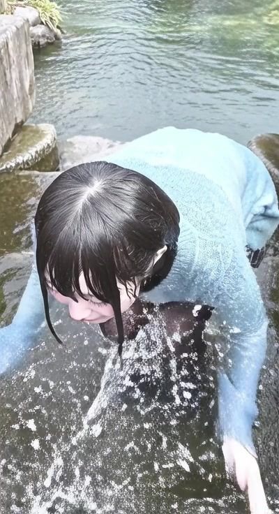 【AI動画259本】着衣ずぶ濡れ WET COLLECTION Vol.1｜池・川で全身びしょ濡れ サンプル10ページ目