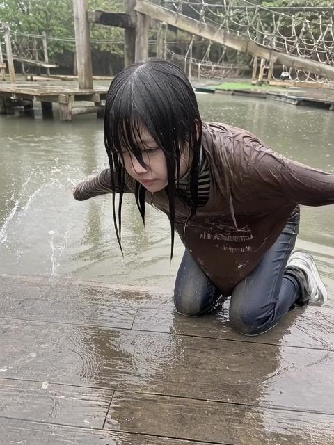 【AI動画259本】着衣ずぶ濡れ WET COLLECTION Vol.2｜池・川で全身びしょ濡れ サンプル5ページ目
