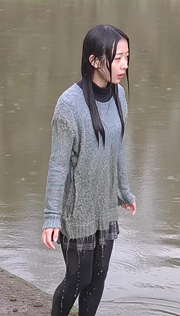 【AI動画259本】着衣ずぶ濡れ WET COLLECTION Vol.2｜池・川で全身びしょ濡れ サンプル6ページ目