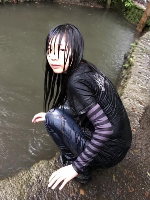 【AI動画259本】着衣ずぶ濡れ WET COLLECTION Vol.2｜池・川で全身びしょ濡れ サンプル10ページ目