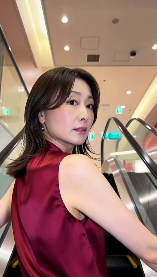 ［AI動画・スマホ特化］ エスカレータで見かけた淑女な奥様…やることやってるんだ…熟女編 サンプル3ページ目