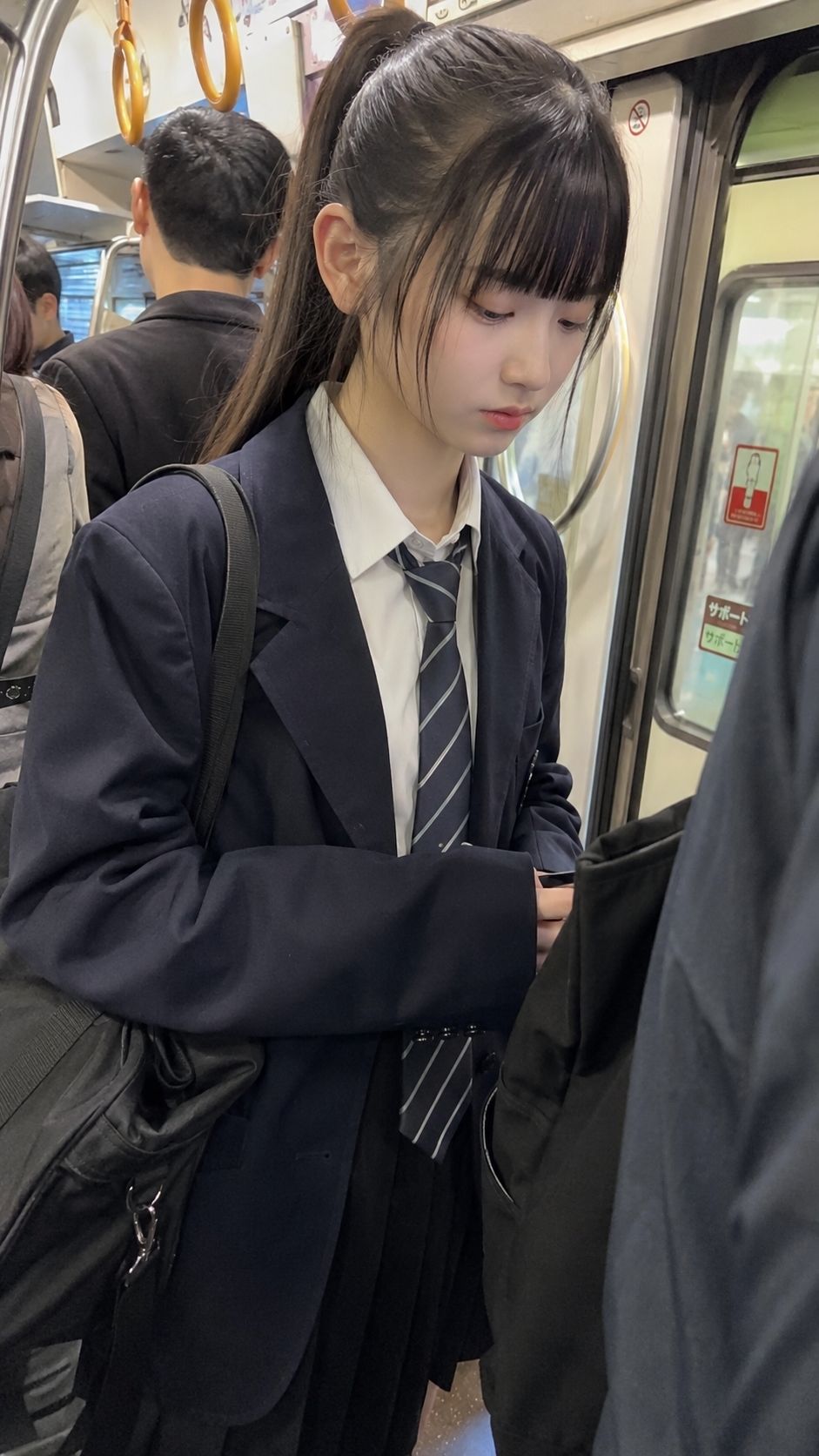 全裸が’普通’になった世界 サンプル7ページ目