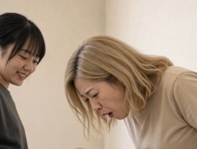 小悪魔年下女子の腹蹴り調教 靴下＆ストッキングで熟女を嘔吐させる1分10秒 サンプル3ページ目