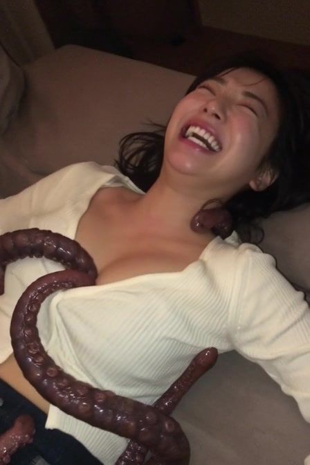 【実写AI動画】ラブホ女子会のおふざけで触手に遊ばれ感じてしまい、友達に撮影された女 サンプル6ページ目